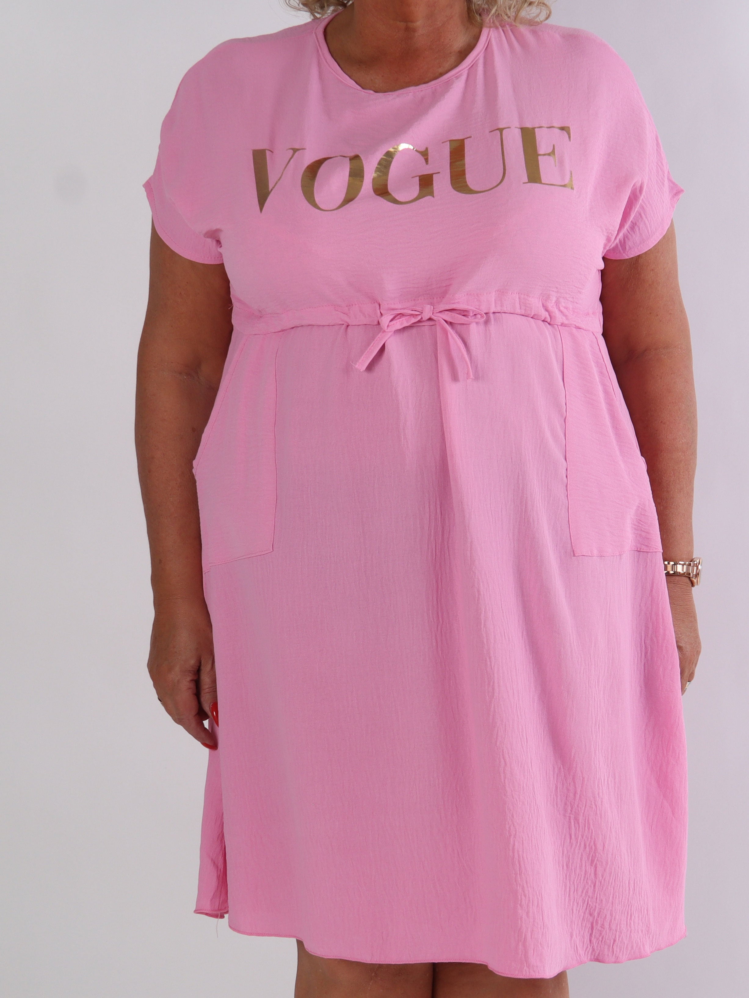 Ada - Sød plus size kjole med vogue henover brystet